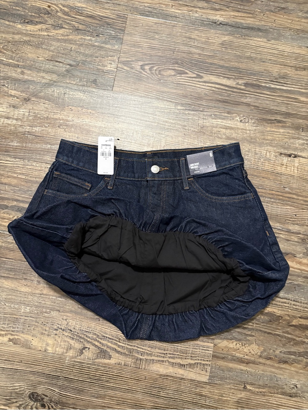 Express Women’s Mini Skirt Stretch $40.00 Size 6 New With Tags Never Worn
